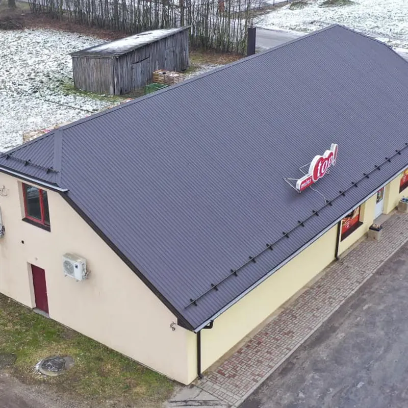 Tumši pelēks metāla jumts tirdzniecības ēkai