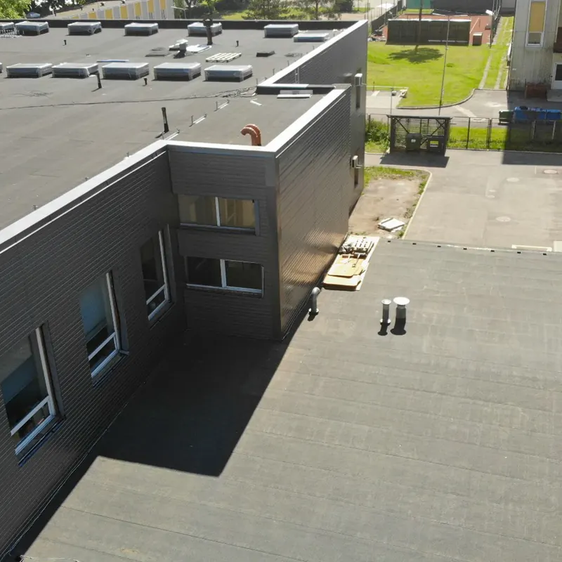 Komercēkas plakanais jumts ar tumšu fasādi