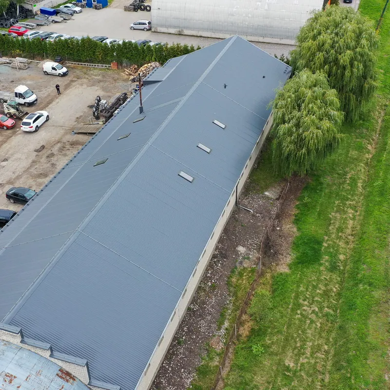 Garš pelēks ražotnes jumts, skats no gaisa