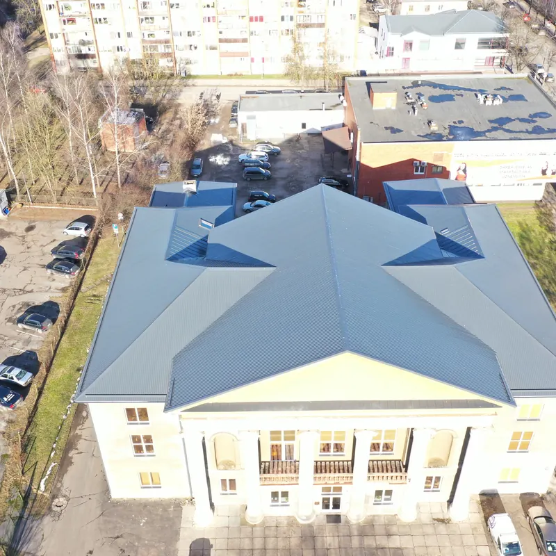 Zilganpelēks daudzslīpņu jumts sabiedriskai ēkai