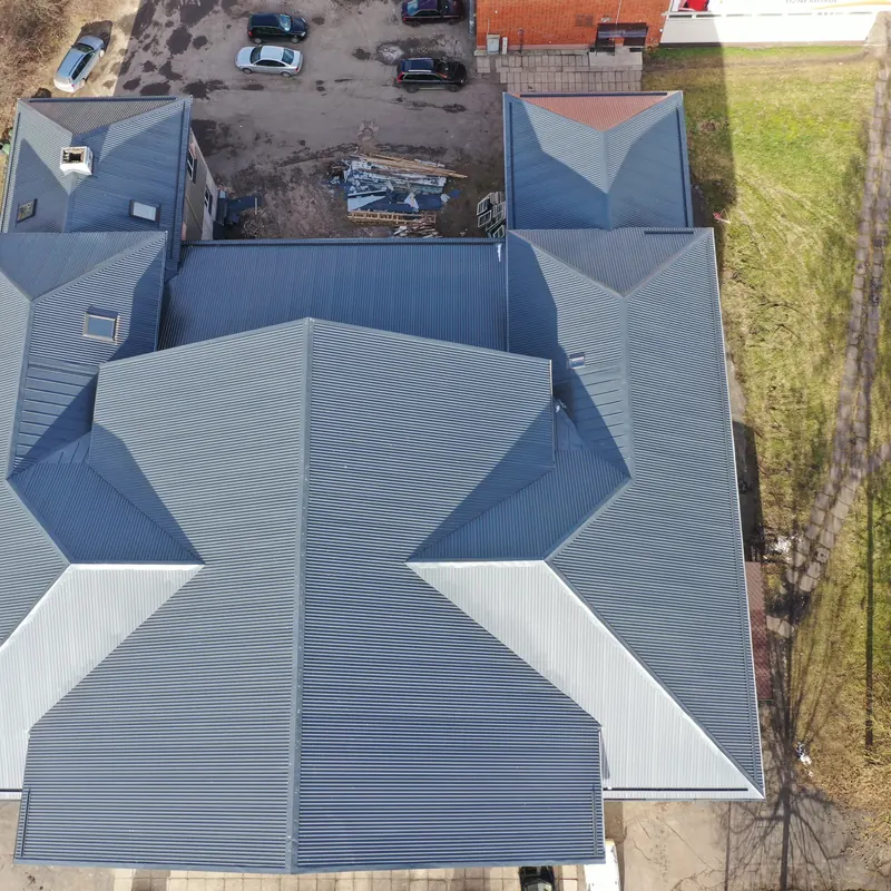 Sarežģītas formas tumšs metāla jumts, skats tieši no augšas