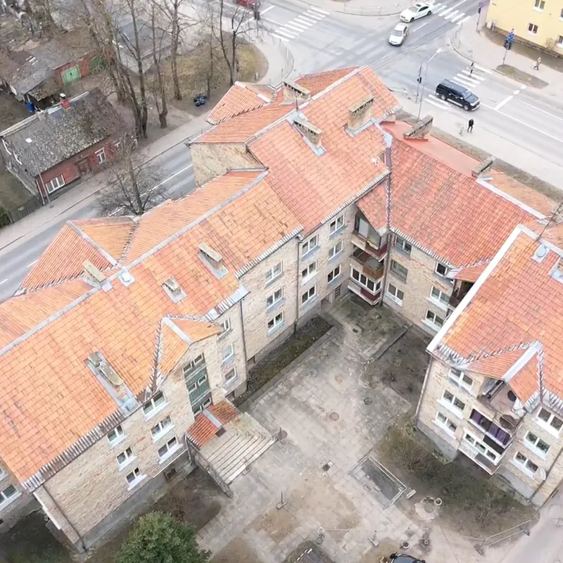 Daudzdzīvokļu ēkas sarkanā jumta atjaunošana