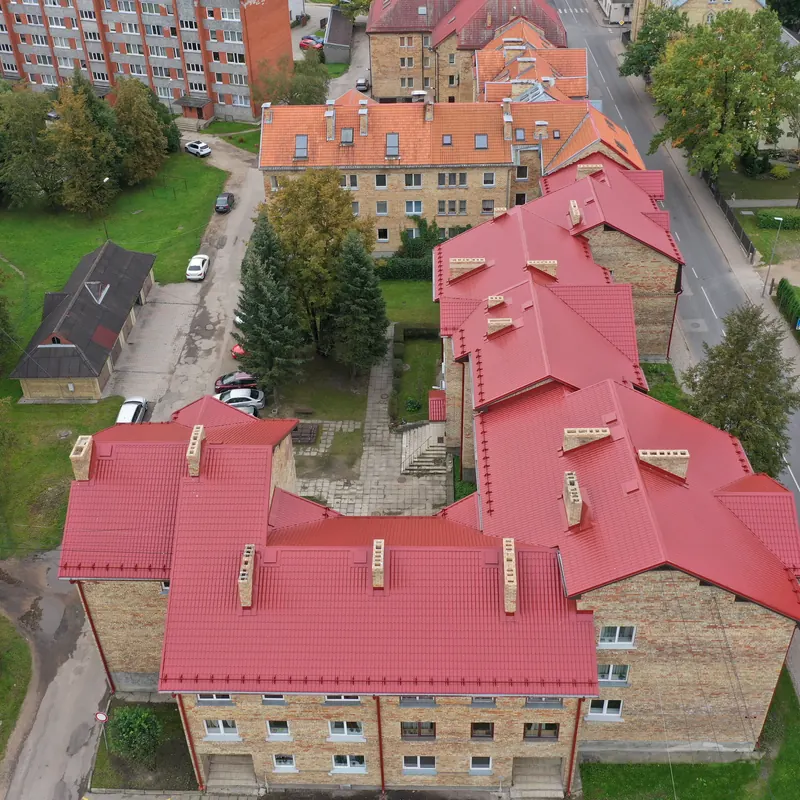 Sarkans jumts atjaunotai daudzdzīvokļu ēkai
