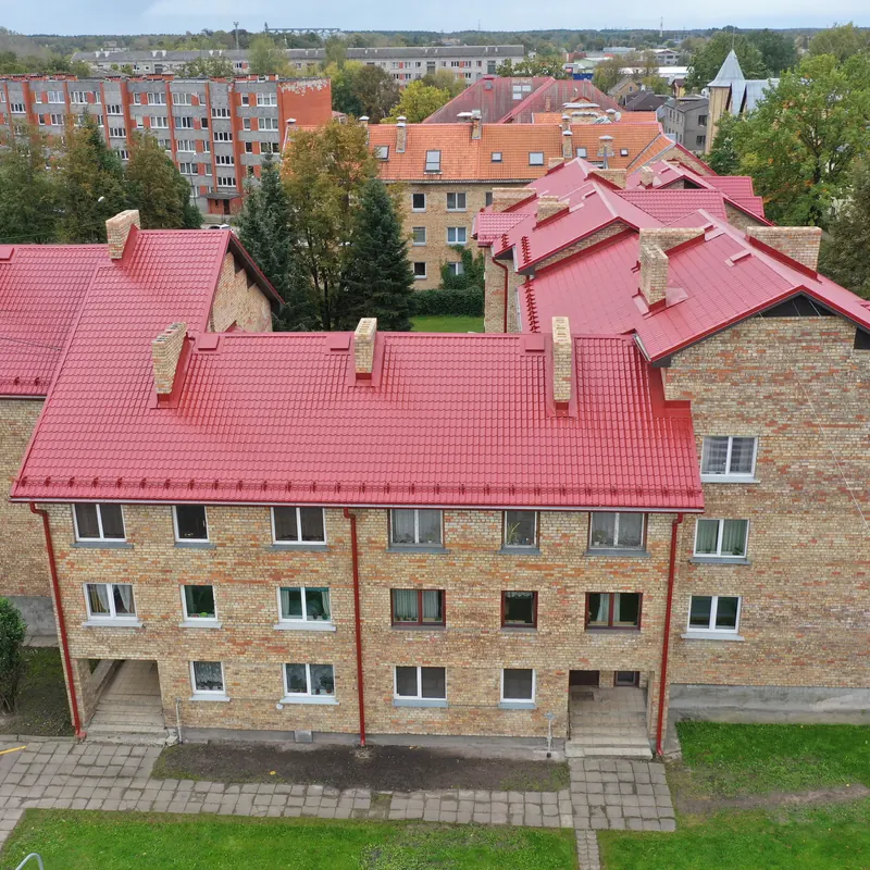 Sarkans jumts ķieģeļu daudzdzīvokļu mājai