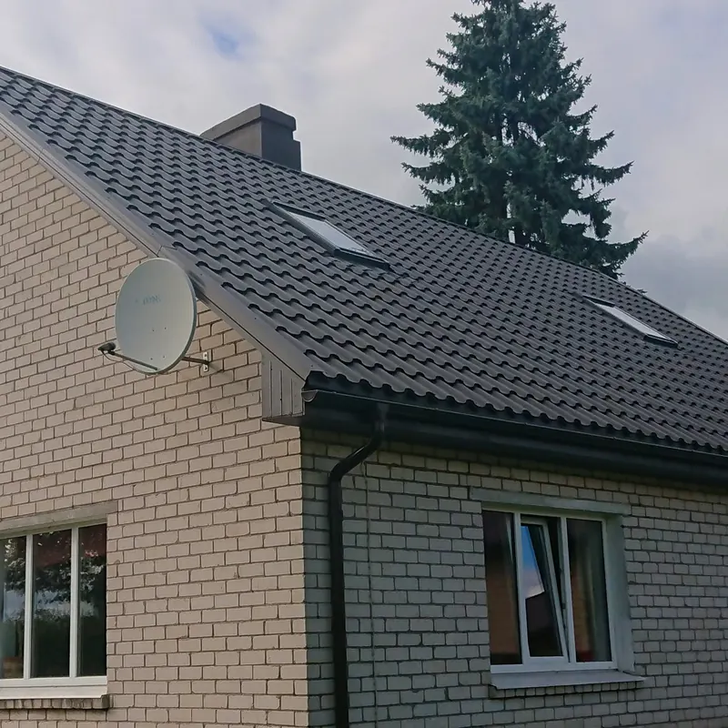 Tumšs metāldakstiņu jumts privātmājai