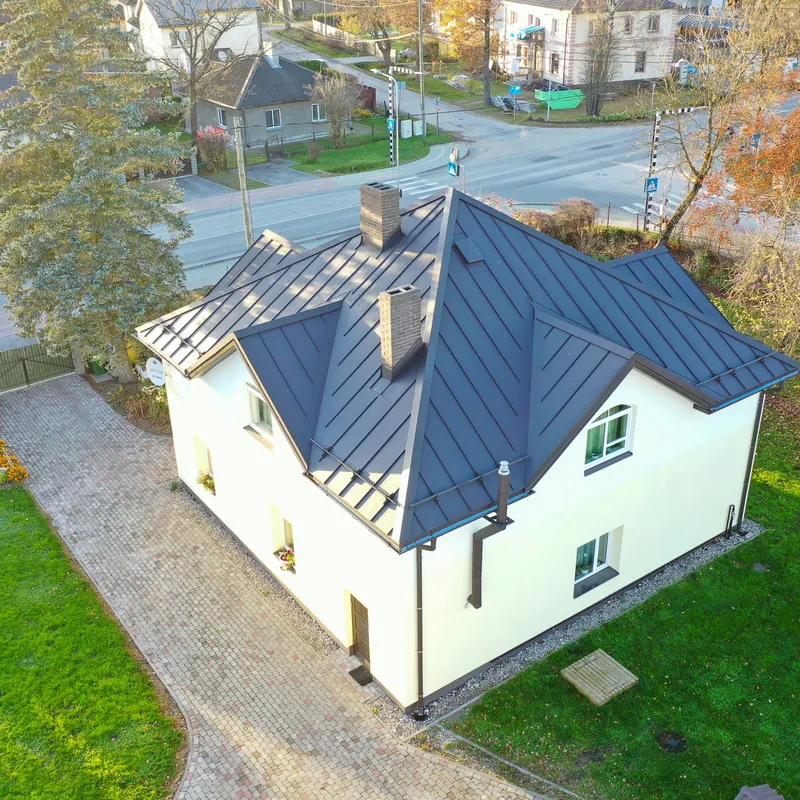 Tumšs jumts baltai privātmājai, skats no drona